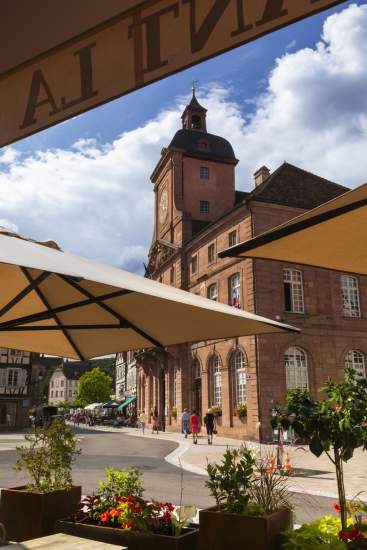 Vue d'extérieur du restaurant donnant sur l'église de Wissembourg