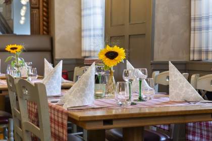 Table de restaurant alsacienne avec tournesol