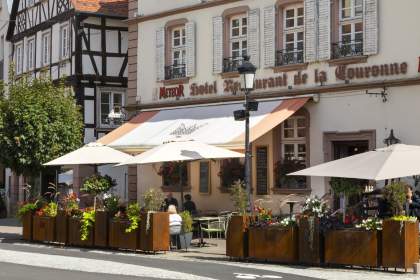 Extérieur du restaurant avec terrasse